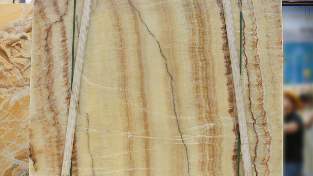 Arco Iris onyx slabs