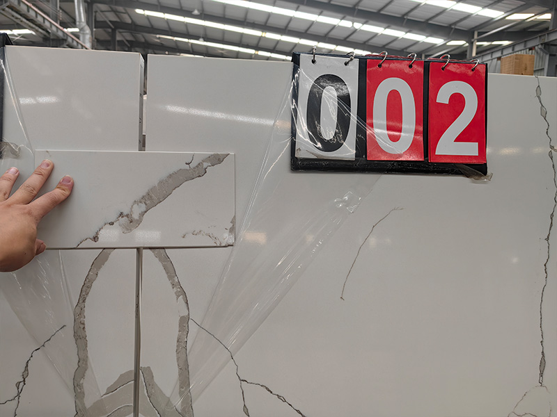 5068 Calacatta Venato White Quartz With Golden Stripes