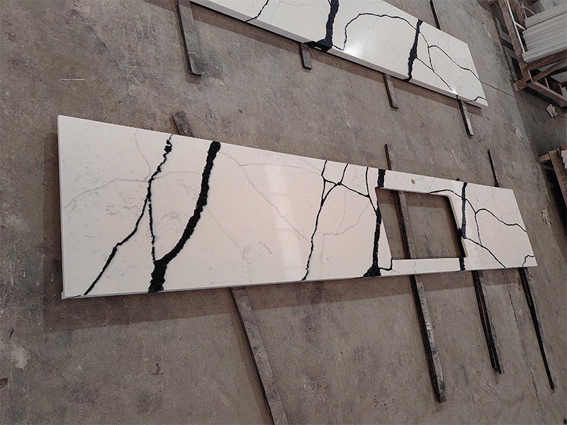 5070 San Louis White Calacatta Quartz With Thick Black Stripes